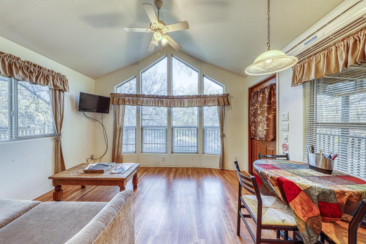The Pecan @ Mendelbaum Winery Guest Cabins Villa Fredericksburg Exterior photo